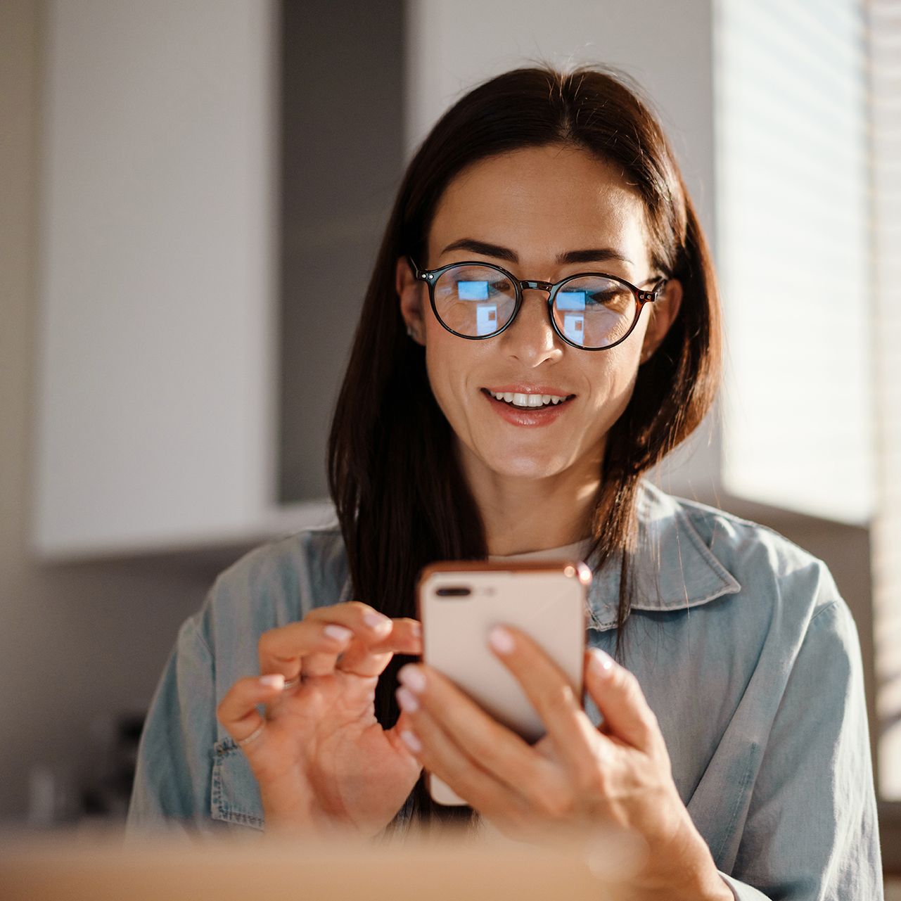 Frau am Smartphone
